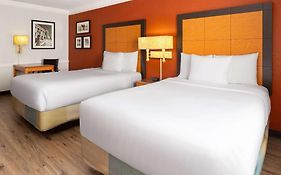 La Quinta Pittsburgh Airport 3*