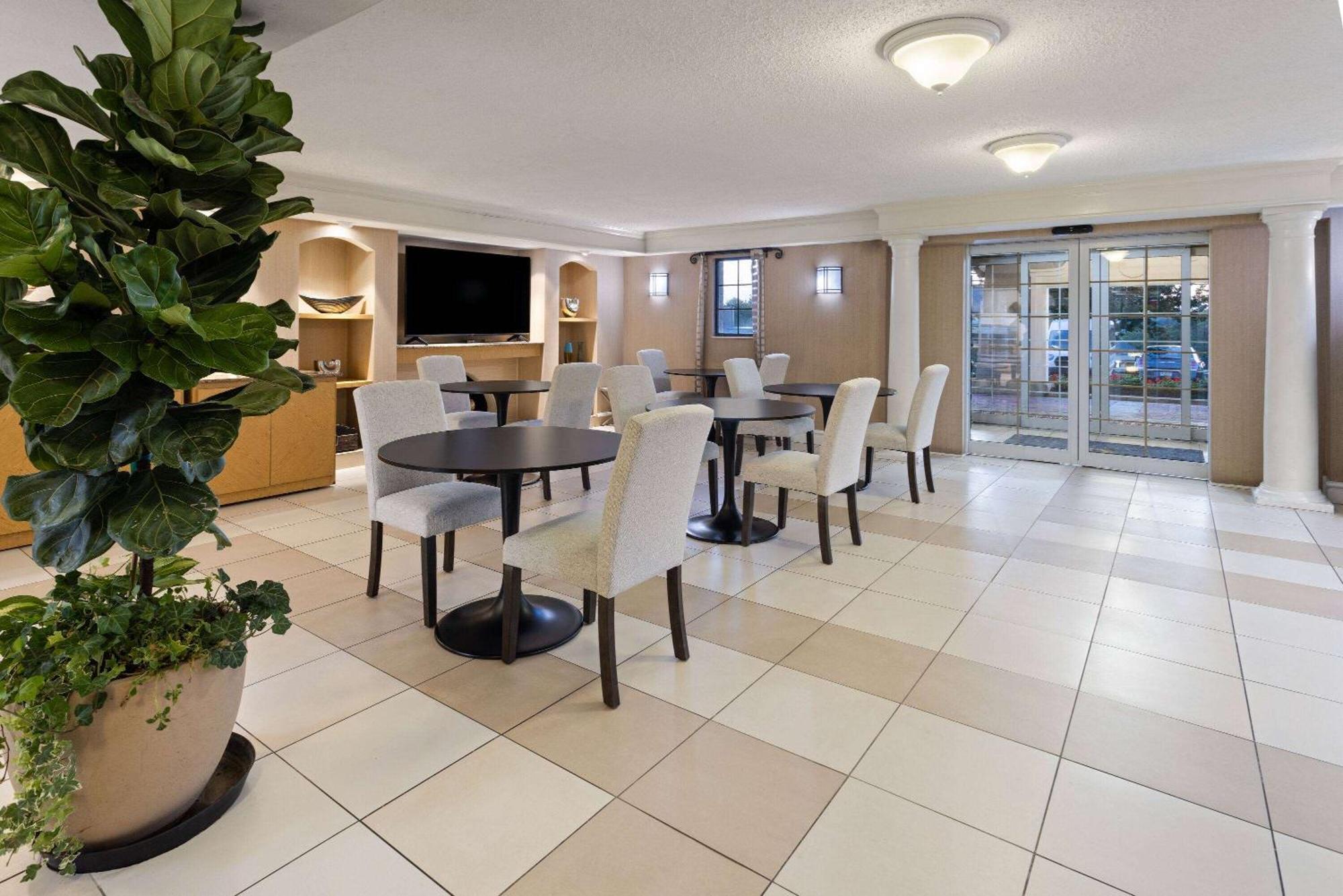 La Quinta Inn By Wyndham Pittsburgh Airport Moon Township Exterior photo